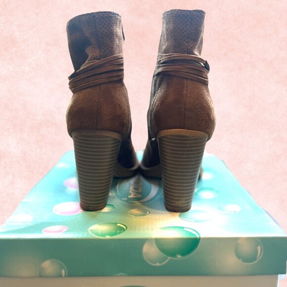 Soda Brown Suede Block Heel Ankle Boots – Size 8 - Picture 4 of 5